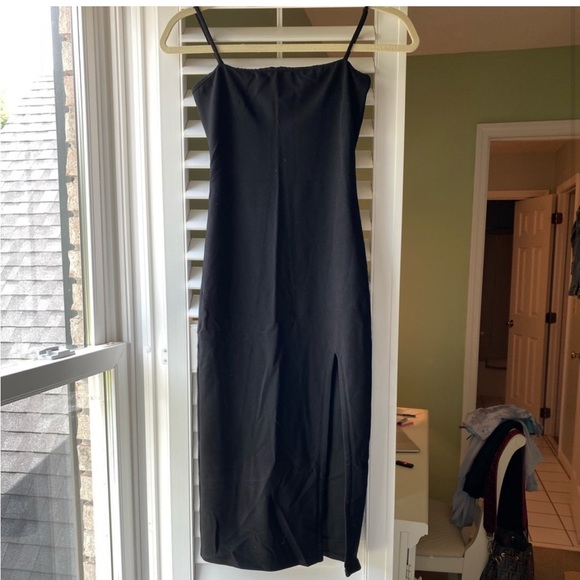 🖤 LOVERS + FRIENDS SKYLAR MIDI DRESS - Picture 3 of 7